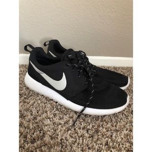 Black Nike Roche